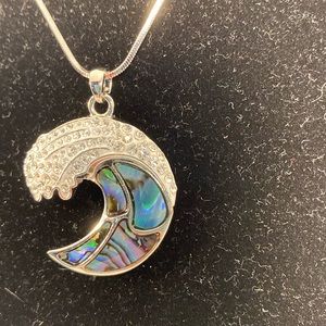 NWOT wave pendant